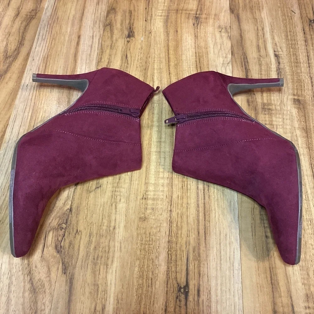 Old Navy Ankle Heel Boots Suede Maroon, size 7, zipper sides